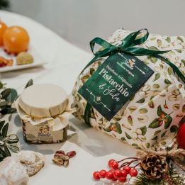 Panettone artigianale con crema al pistacchio. Panettone da 1 Kg