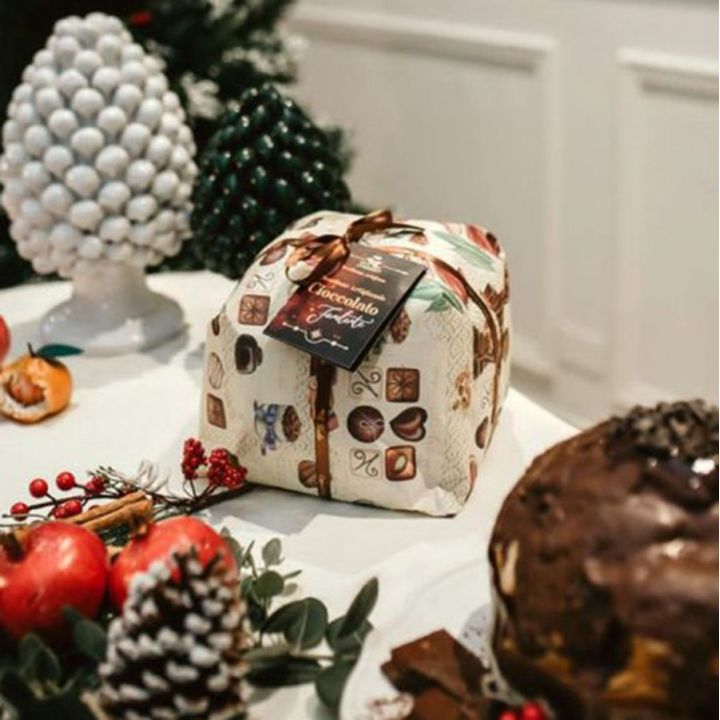 Artisan panettone with chocolate drops. Panettone of 1 Kg
