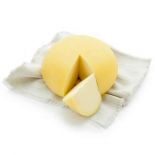 Forma di provola fresca schiacciata