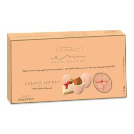 Peach-colored cheesecake-flavored sugared almonds designed by Enzo Miccio for Maxtris
