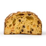 Fetta della colomba artigianale all'arancia e cioccolato di modica igp