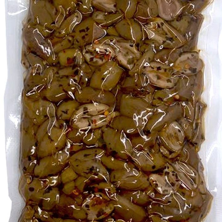Olive verdi tagliate a metà condite con peperoncino e aromi