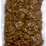 Olive verdi tagliate a metà condite con peperoncino e aromi