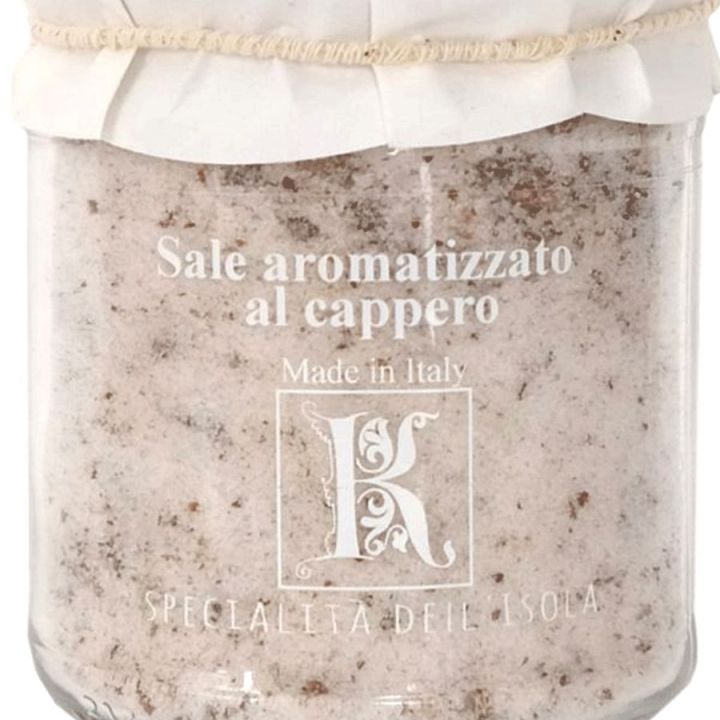 Grani di sale marino conditi con capperi siciliani