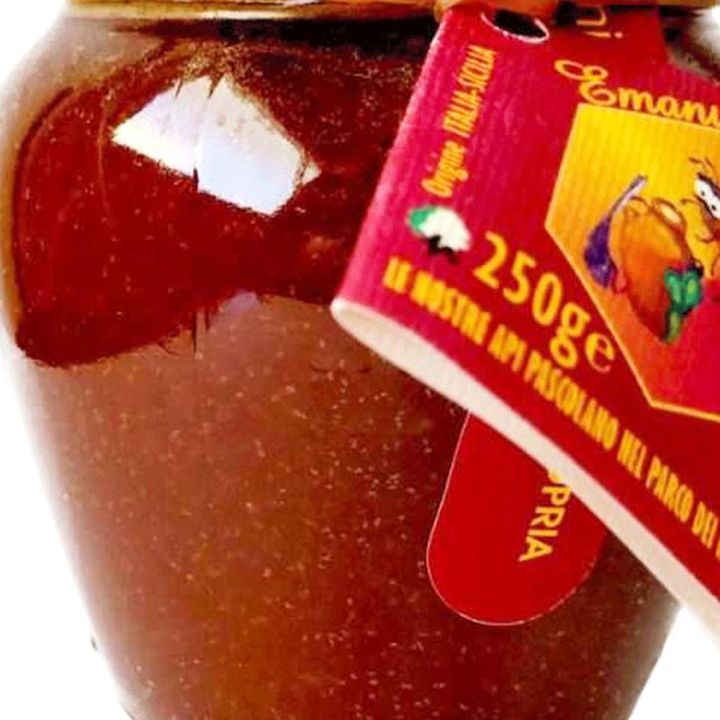 Miele siciliano di millefiori di Ape Nera Sicula con l'aggiunta di Propoli e cristalli di mentolo.