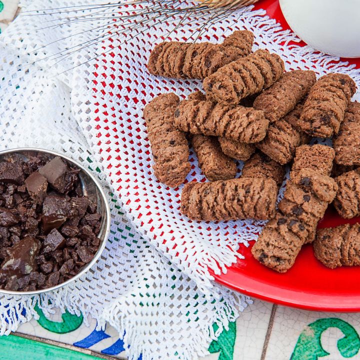 Biscuits with Chocolate of Modica PGI in an elegant Tumminello decorated tin