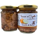 Tasty pieces of tuna enriched with sweet onion segments