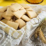 Tin decorated with Tumminello lemon biscuits
