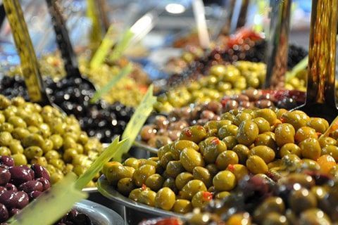 Olive nere e Olive verdi schiacciate condite tradizionalmente alla siciliana