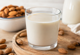 Latte di mandorla fatto in casa: come si fa e cosa serve davvero